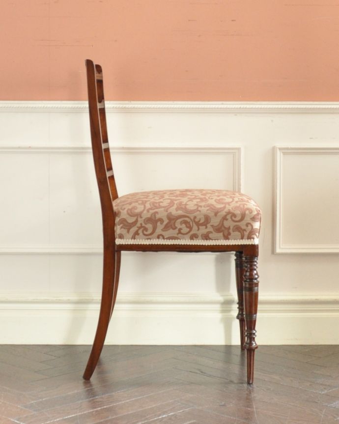ダイニングチェア　アンティーク チェア　ローズウッドを使用した高級感漂う、美しいアンティークのインレイドチェア。横から見ても優雅な立ち姿もちろん、横から見た姿も優雅で美しいんです。(k-1110-c)