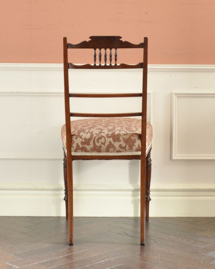 ダイニングチェア　アンティーク チェア　ローズウッドを使用した高級感漂う、美しいアンティークのインレイドチェア。後ろ姿にも自信アリ並べた時に後ろから見ることも多い椅子。(k-1110-c)