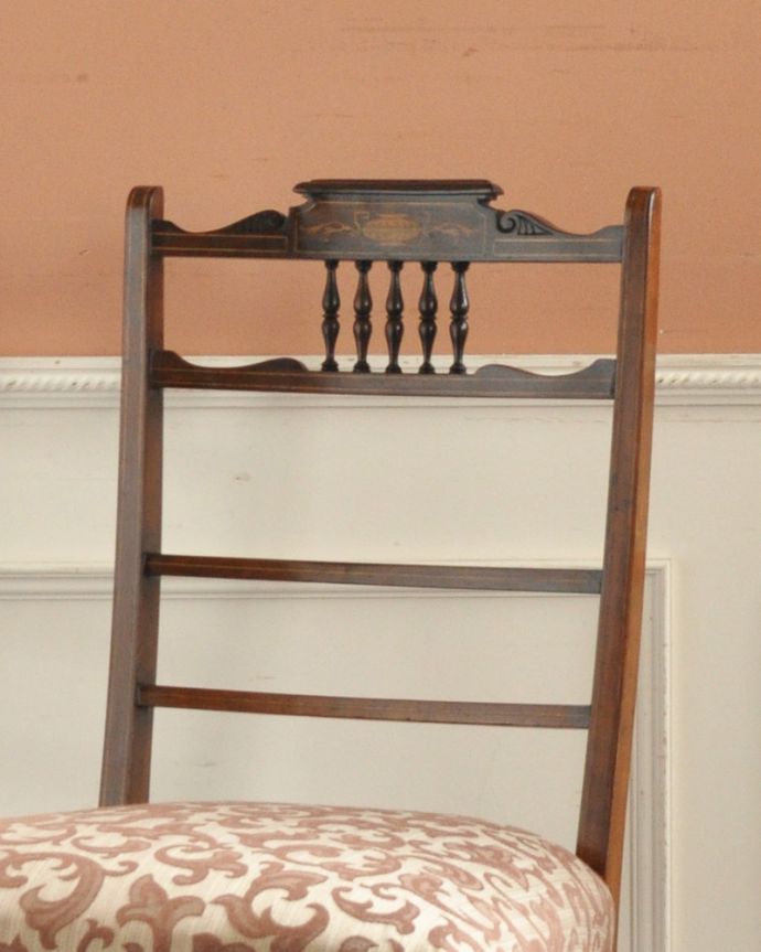 ダイニングチェア　アンティーク チェア　ローズウッドを使用した高級感漂う、美しいアンティークのインレイドチェア。アンティークらしい背もたれの装飾背もたれのデザインがとてもキレイ。(k-1110-c)