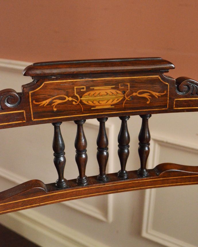 ダイニングチェア　アンティーク チェア　ローズウッドを使用した高級感漂う、美しいアンティークのインレイドチェア。華やかな象嵌の模様木を組み合わせることで作る象嵌で描かれた模様。(k-1110-c)