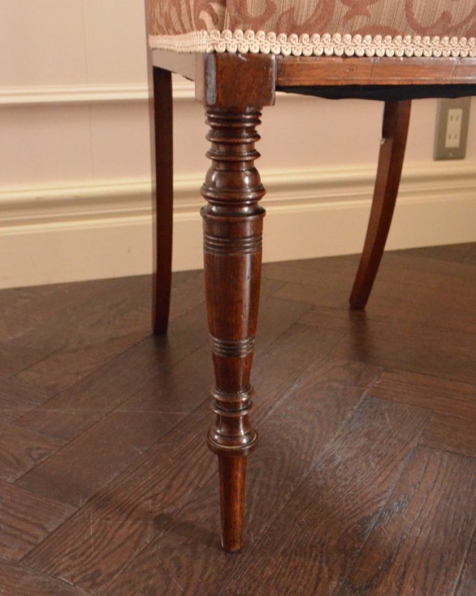 ダイニングチェア　アンティーク チェア　ローズウッドを使用した高級感漂う、美しいアンティークのインレイドチェア。床を滑らせて移動出来ますHandleではアンティークチェアの脚の裏にフェルトキーパーをお付けしています。(k-1110-c)