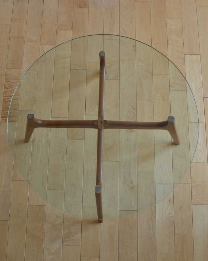 アンティークのテーブル　アンティーク家具　モダンなデザインのヴィンテージ家具、ガラスの天板のコーヒーテーブル。上から見るとこんな感じ。(k-1112-f)