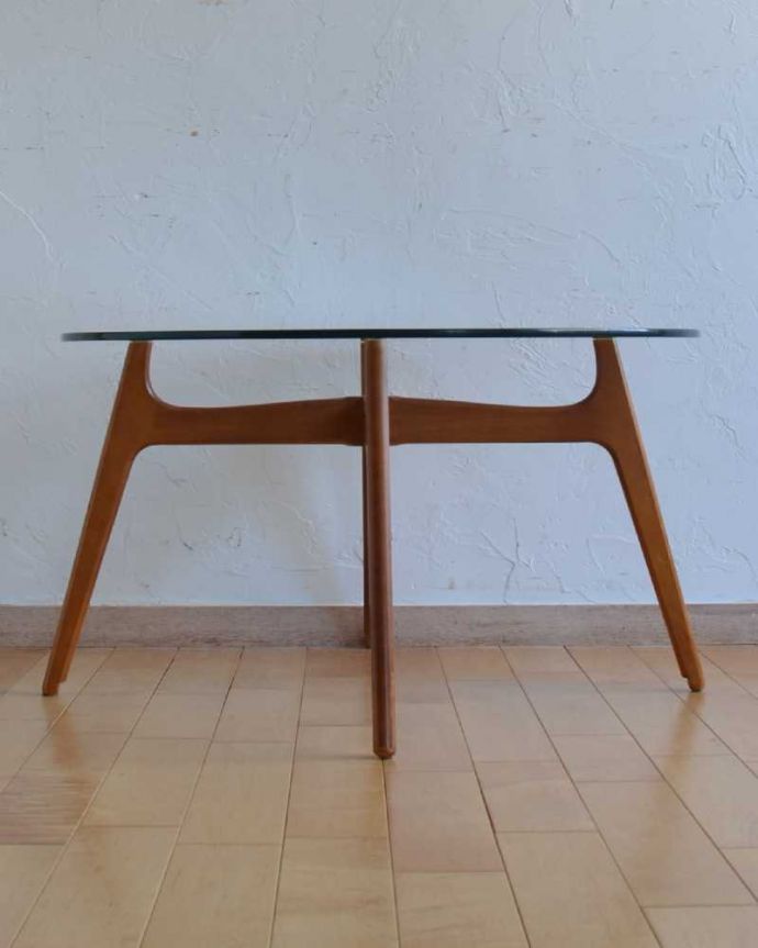 アンティークのテーブル　アンティーク家具　モダンなデザインのヴィンテージ家具、ガラスの天板のコーヒーテーブル。横から見てもカッコイイ北欧スタイルの家具はデザインがステキだから、横から見た姿も絵になるカッコよさ！。(k-1112-f)