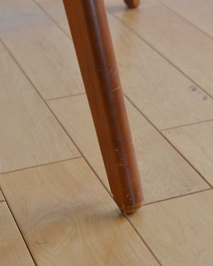 アンティークのテーブル　アンティーク家具　モダンなデザインのヴィンテージ家具、ガラスの天板のコーヒーテーブル。女性1人でラクラク運べちゃう仕掛けHandleのアンティークは、脚の裏にフェルトキーパーをお付けしています。(k-1112-f)