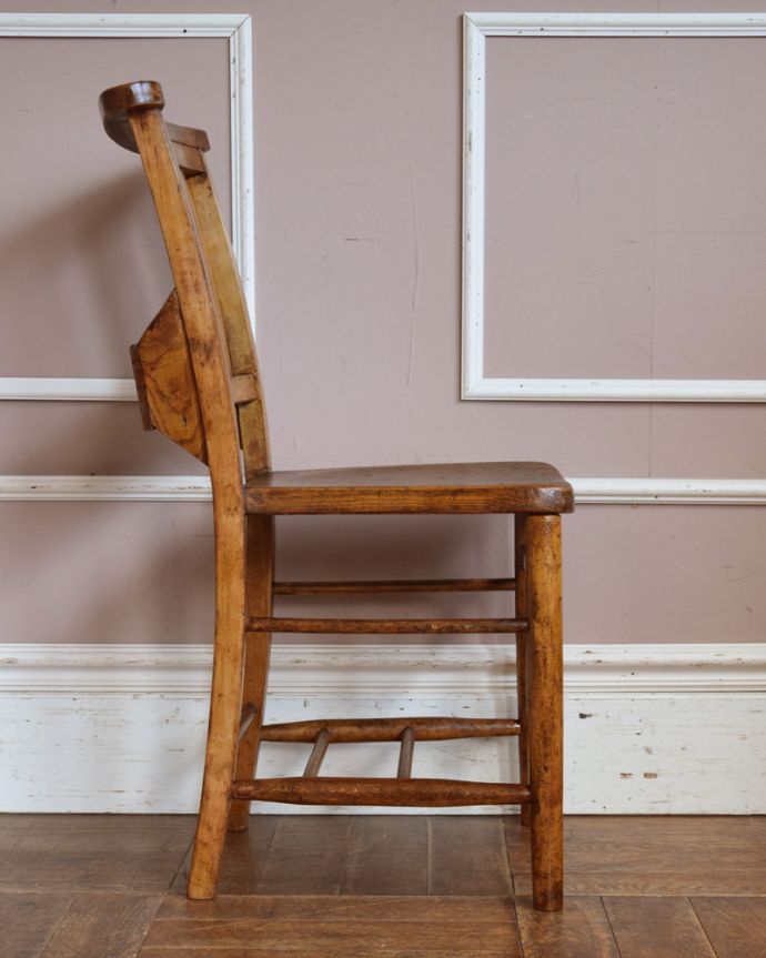 チャーチチェア アンティーク チェア 1脚あると便利に使えるアンティークの椅子、聖書ボックス付きのチャペルチェア。しっかりと支えてくてる背もたれの角度は、長く座っていても疲れません。(k-1113-c)