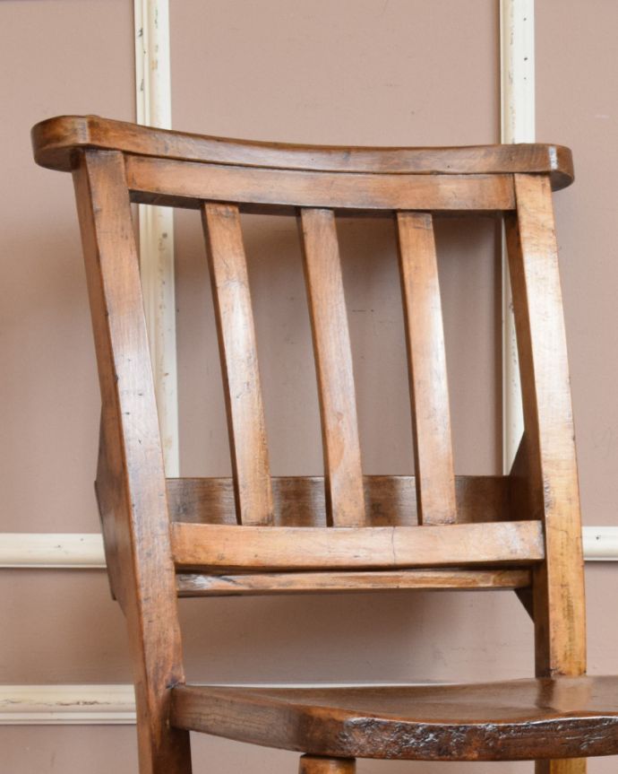 チャーチチェア アンティーク チェア 1脚あると便利に使えるアンティークの椅子、聖書ボックス付きのチャペルチェア。キズや汚れ、木目や色は1脚1脚微妙に違いますが、どれもキレイに仕上げています。(k-1113-c)