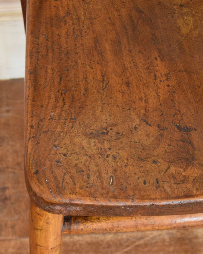 チャーチチェア アンティーク チェア 1脚あると便利に使えるアンティークの椅子、聖書ボックス付きのチャペルチェア。角が丸いので小さなお子様にも安心です。(k-1113-c)