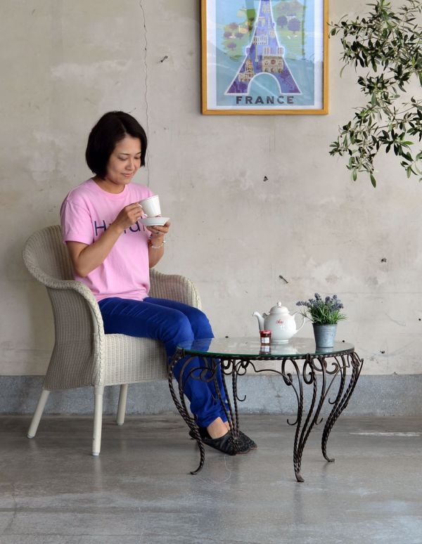 アンティーク家具 アイアンがお洒落なフランスアンティーク家具、ガラス天板のコーヒーテーブル。コンパクトなので、どこでも運んでお使い頂けます。(k-1119-f)