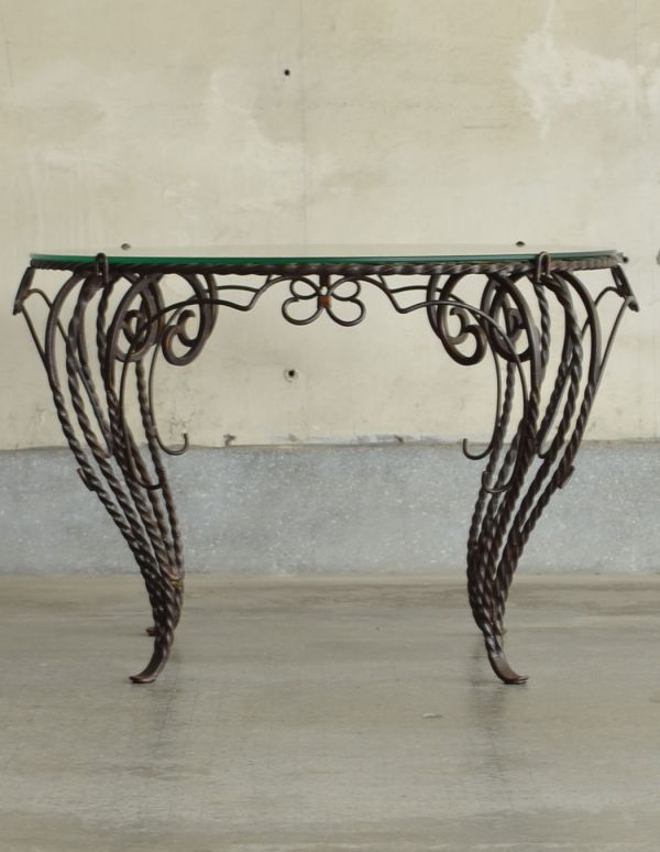 アンティーク家具 アイアンがお洒落なフランスアンティーク家具、ガラス天板のコーヒーテーブル。専門の職人によってお直ししていますが、アンティークは新品ではありません。(k-1119-f)