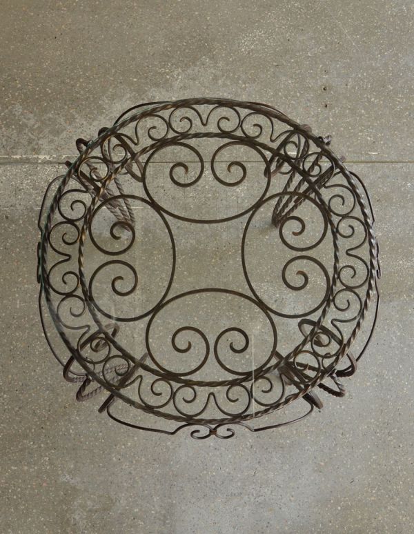 アンティーク家具 アイアンがお洒落なフランスアンティーク家具、ガラス天板のコーヒーテーブル。綺麗な丸型の天板です。(k-1119-f)