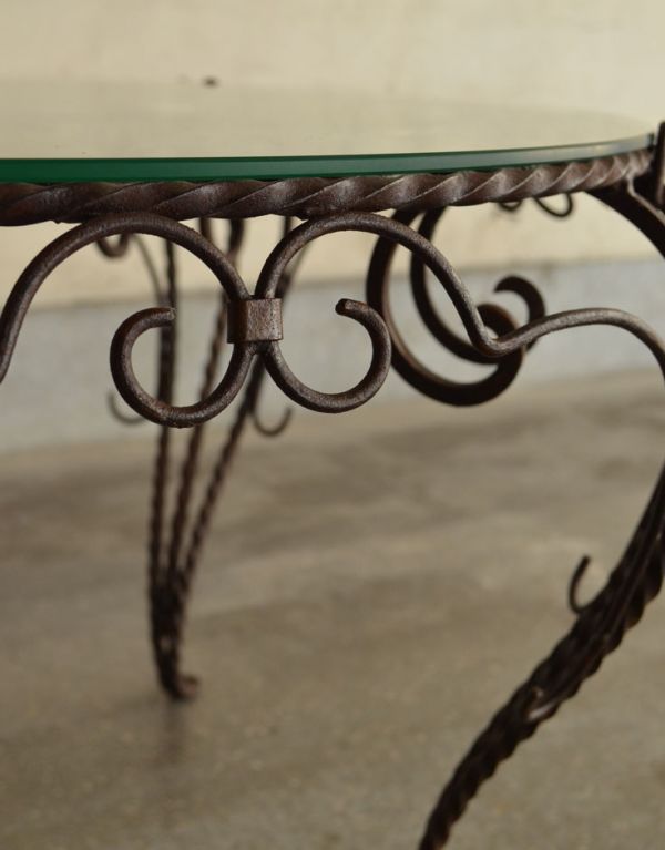 アンティーク家具 アイアンがお洒落なフランスアンティーク家具、ガラス天板のコーヒーテーブル。クルクルしたアイアンがお洒落です。(k-1119-f)