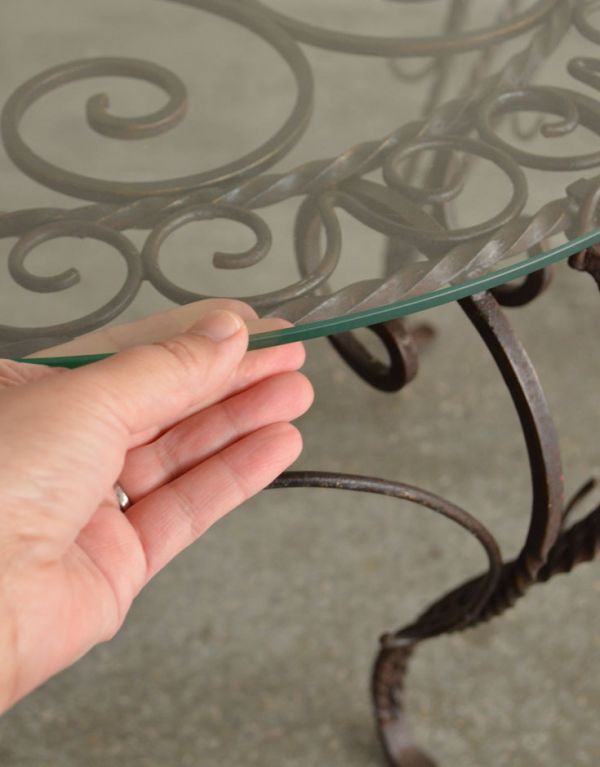 アンティーク家具 アイアンがお洒落なフランスアンティーク家具、ガラス天板のコーヒーテーブル。ガラス天板と脚は外すことができます。(k-1119-f)