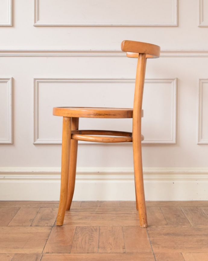 ベントウッドチェアの側面