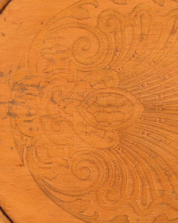 アンティークの椅子の座面の模様