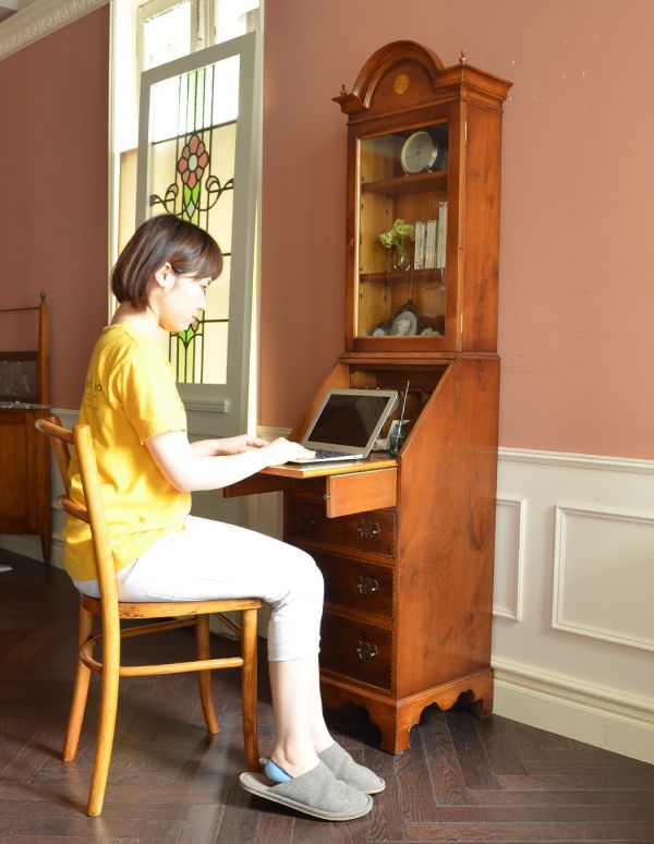 ビューロー アンティーク家具 鍵付きのアンティーク家具、英国のビューローブックケース(本棚とデスク)。飾り棚とパソコンスペース、両方欲しい方にオススメなのが、このブックケースビューロー!(モデルの身長は158cmです) 【 全体 】幅46×奥行41×高さ192cm。(k-1131-f)