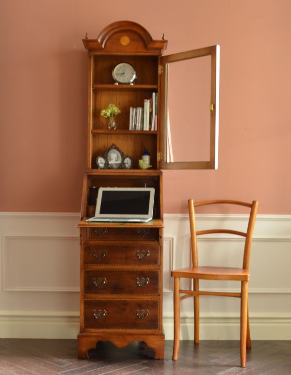 ビューロー アンティーク家具 鍵付きのアンティーク家具、英国のビューローブックケース(本棚とデスク)。見せたい雑貨や食器をガラス棚に飾って、見せたくないものは下の引き出しに収納。(k-1131-f)