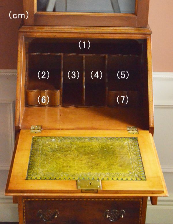 ビューロー アンティーク家具 鍵付きのアンティーク家具、英国のビューローブックケース(本棚とデスク)。化粧品やアクセサリーも整理しやすく、デスクだけではなく、奥様のドレッサー代わりにも使えます!【 ビューロー内 内寸 】(1)幅38.5×奥行11.5×高さ5cm(2、5)幅11.5×奥行19×高さ9cm(3、4)幅7×奥行19×高さ15cm(6、7)幅10×奥行14×深さ4cm【 デスク 】幅40×奥行15.5+30×高さ70.5cm。(k-1131-f)