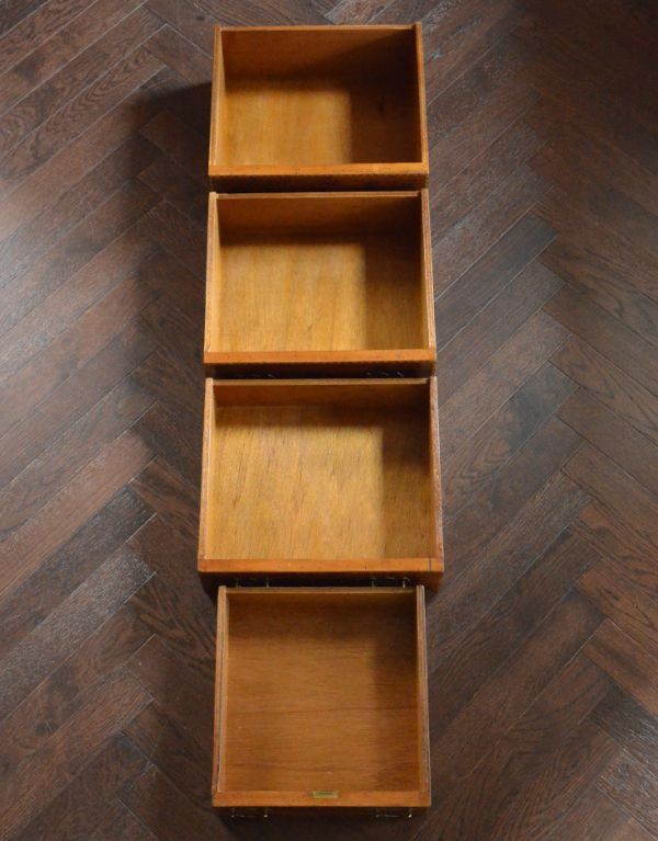 ビューロー アンティーク家具 鍵付きのアンティーク家具、英国のビューローブックケース(本棚とデスク)。引き出しは4杯付いています。(k-1131-f)