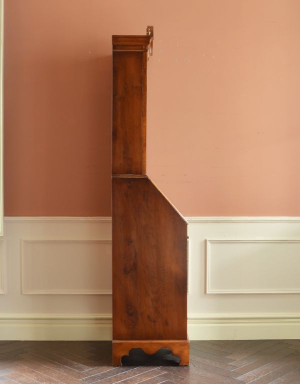 ビューロー アンティーク家具 鍵付きのアンティーク家具、英国のビューローブックケース(本棚とデスク)。ビューロー部分を閉じると、すっきりしたキャビネットになります。(k-1131-f)