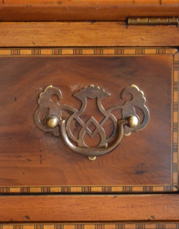 ビューロー アンティーク家具 鍵付きのアンティーク家具、英国のビューローブックケース(本棚とデスク)。引き出しの取っ手は高級感のある取っ手です。(k-1131-f)