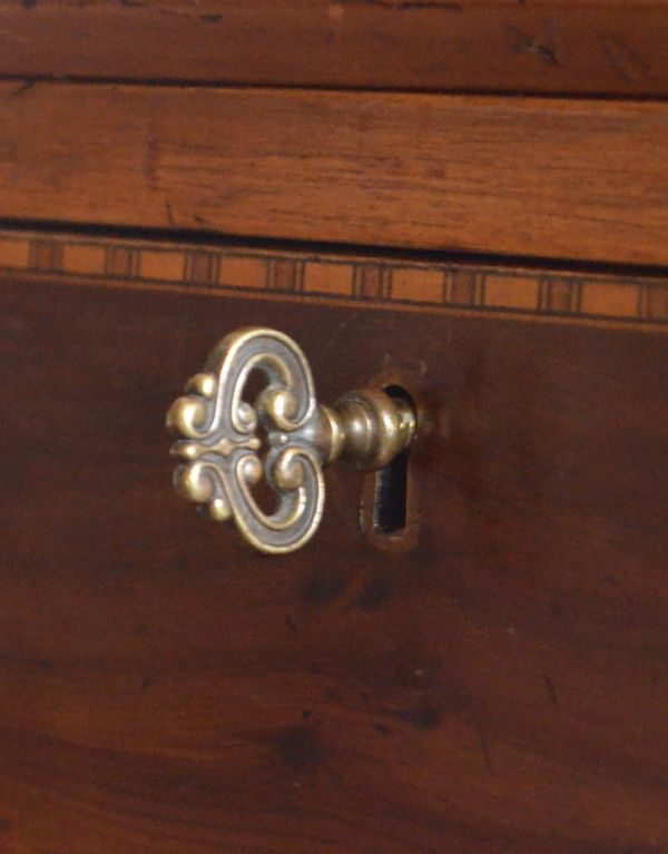 ビューロー アンティーク家具 鍵付きのアンティーク家具、英国のビューローブックケース(本棚とデスク)。引き出しの1段目も鍵がかかります。(k-1131-f)