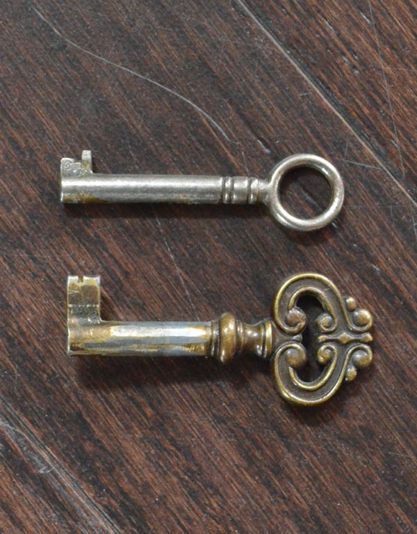 ビューロー アンティーク家具 鍵付きのアンティーク家具、英国のビューローブックケース(本棚とデスク)。上がガラス扉用、下がビューローと引き出し用の鍵です。(k-1131-f)