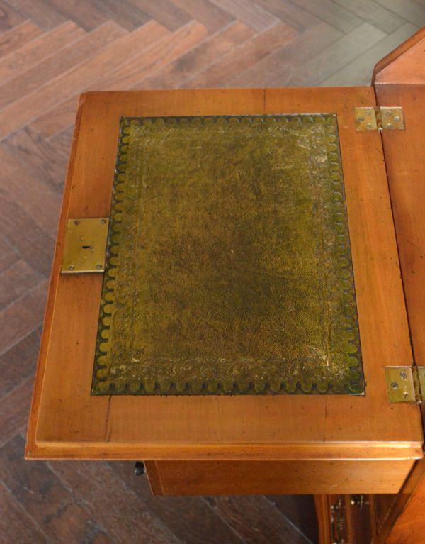 ビューロー アンティーク家具 鍵付きのアンティーク家具、英国のビューローブックケース(本棚とデスク)。ビューローの天板にはグリーンの革が張ってあります。(k-1131-f)