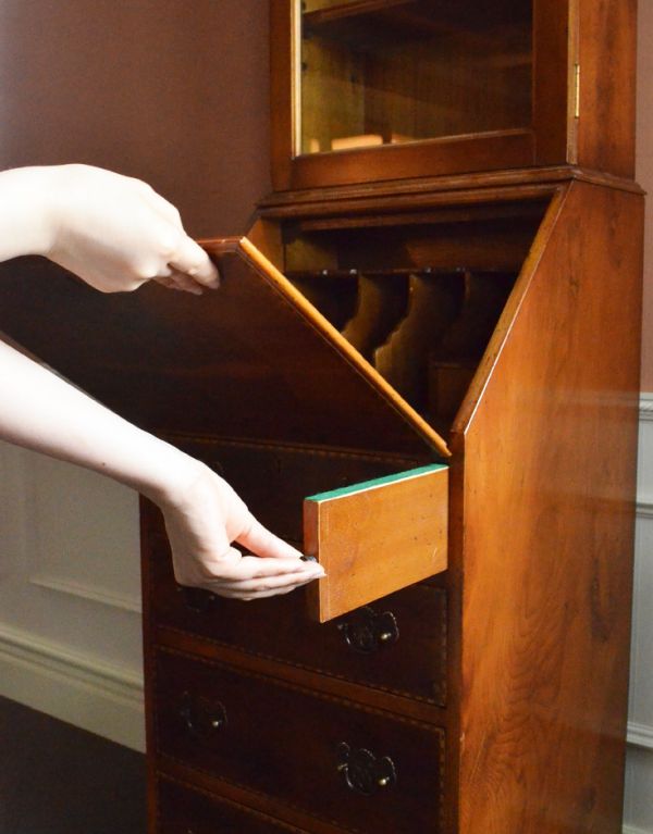 ビューロー アンティーク家具 鍵付きのアンティーク家具、英国のビューローブックケース(本棚とデスク)。バーを引き出してその上に板をのせるだけなので、簡単です!ビューローは支えでしっかり固定されるので、安心してお使いいただけます。(k-1131-f)