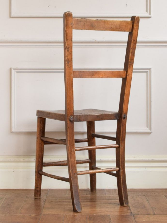 アンティークの椅子の後ろ姿