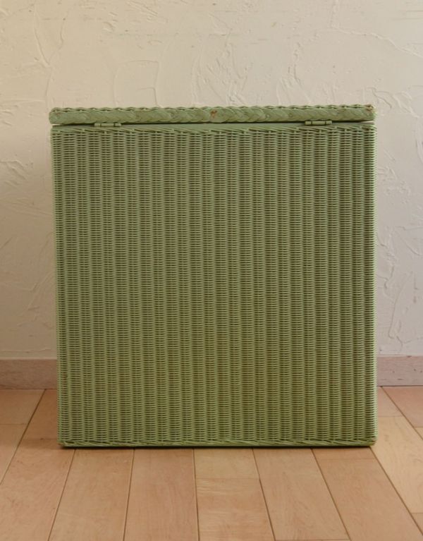 ロイドルーム アンティーク家具 アンティークのロイドルーム家具、テーブルに使えるランドリーボックス。後ろもきれいに仕上がっています。(k-1138-f)