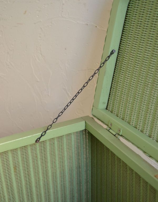 ロイドルーム アンティーク家具 アンティークのロイドルーム家具、テーブルに使えるランドリーボックス。チェーンでつないでいるので安心です。(k-1138-f)