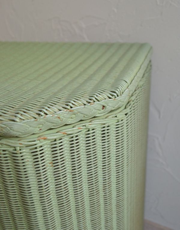 ロイドルーム アンティーク家具 アンティークのロイドルーム家具、テーブルに使えるランドリーボックス。ふたの縁には可愛い編み目があります。(k-1138-f)