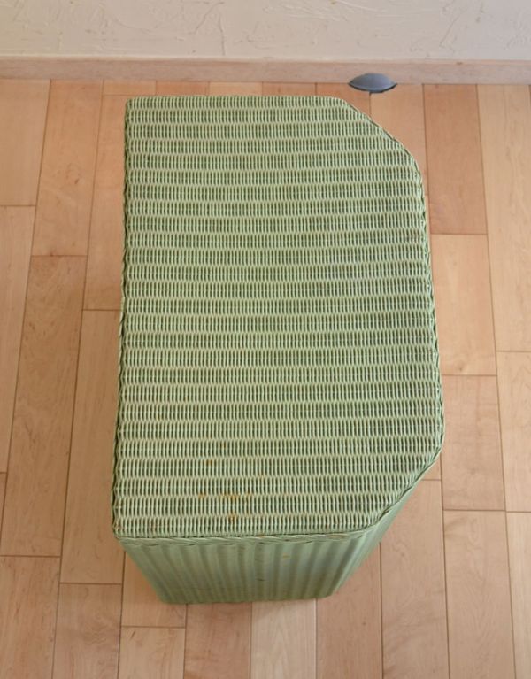 ロイドルーム アンティーク家具 アンティークのロイドルーム家具、テーブルに使えるランドリーボックス。天板もキレイな状態です。(k-1138-f)