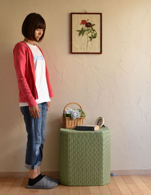 ロイドルーム アンティーク家具 アンティークのロイドルーム家具、テーブルに使えるランドリーボックス。場所もとらないので、お部屋の空いたスペースに置いてみて下さい。(k-1138-f)