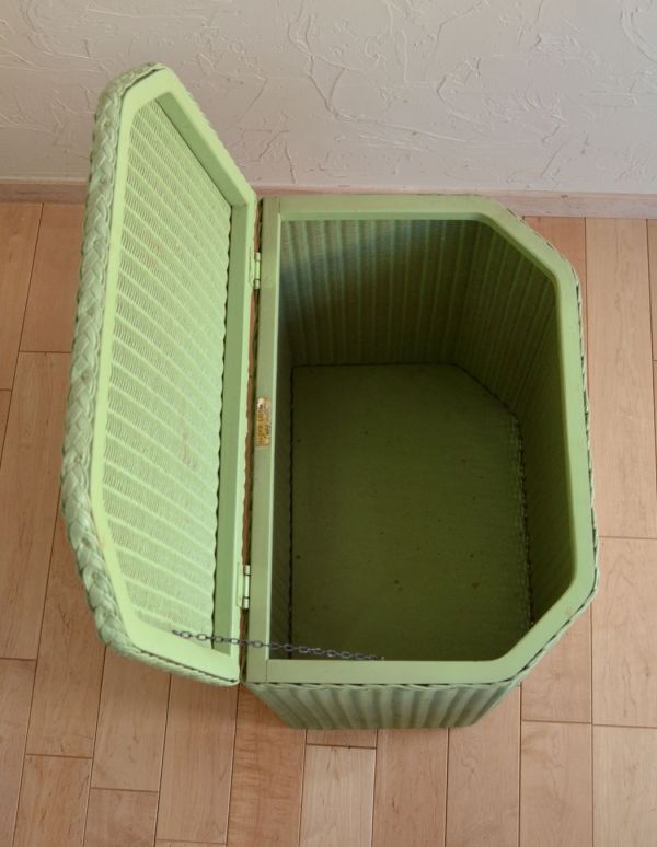 ロイドルーム アンティーク家具 アンティークのロイドルーム家具、テーブルに使えるランドリーボックス。中も修復してあるので、実用的になんでも入れて頂けます。(k-1138-f)