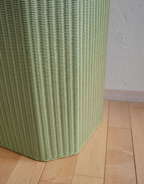 ロイドルーム アンティーク家具 アンティークのロイドルーム家具、テーブルに使えるランドリーボックス。底もしっかりとした安定感があります。(k-1138-f)