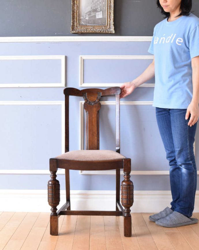 ダイニングチェア　アンティーク チェア　お花の彫が美しいバルボスレッグのアンティークオークチェア。英国らしい伝統の雰囲気が漂うチェア。(k-1145-c)