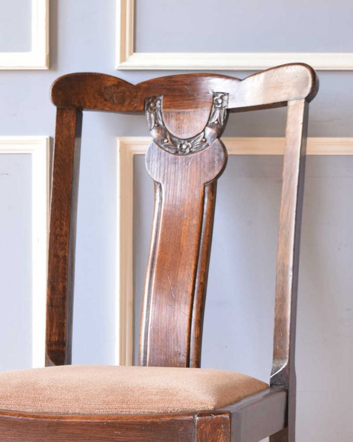 ダイニングチェア　アンティーク チェア　お花の彫が美しいバルボスレッグのアンティークオークチェア。背もたれには可愛らしい彫脚のデザインとは対照的に背もたれに彫られた女性らしいデザイン。(k-1145-c)
