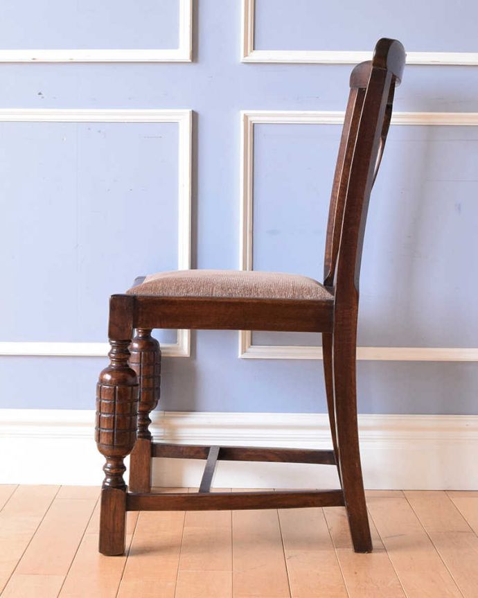ダイニングチェア　アンティーク チェア　お花の彫が美しいバルボスレッグのアンティークオークチェア。横から見るとこんな感じ背もたれがカーブしているので楽です。(k-1145-c)