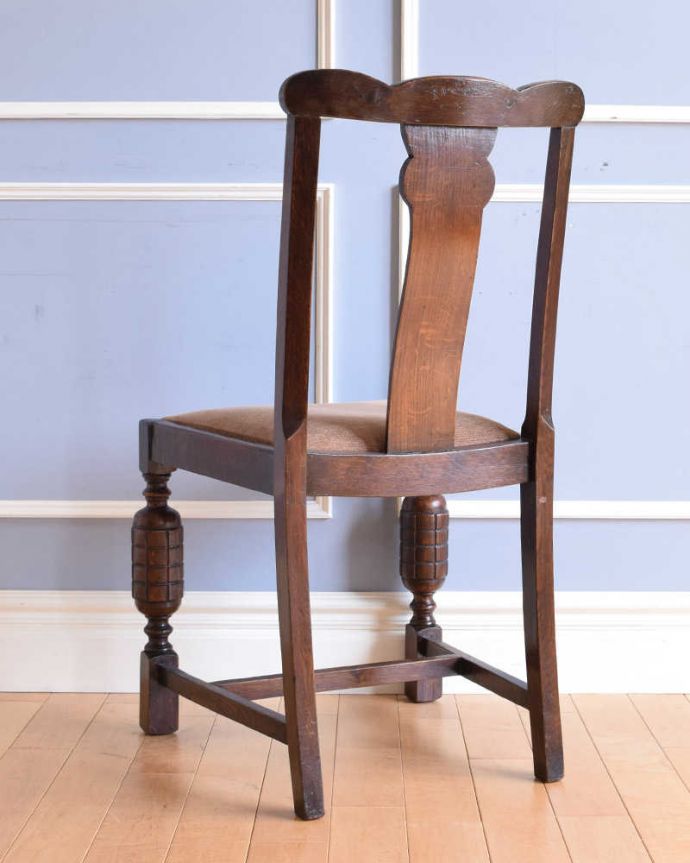 ダイニングチェア　アンティーク チェア　お花の彫が美しいバルボスレッグのアンティークオークチェア。後ろ姿にも自信アリ！並べた時に後ろから見ることも多い椅子。(k-1145-c)