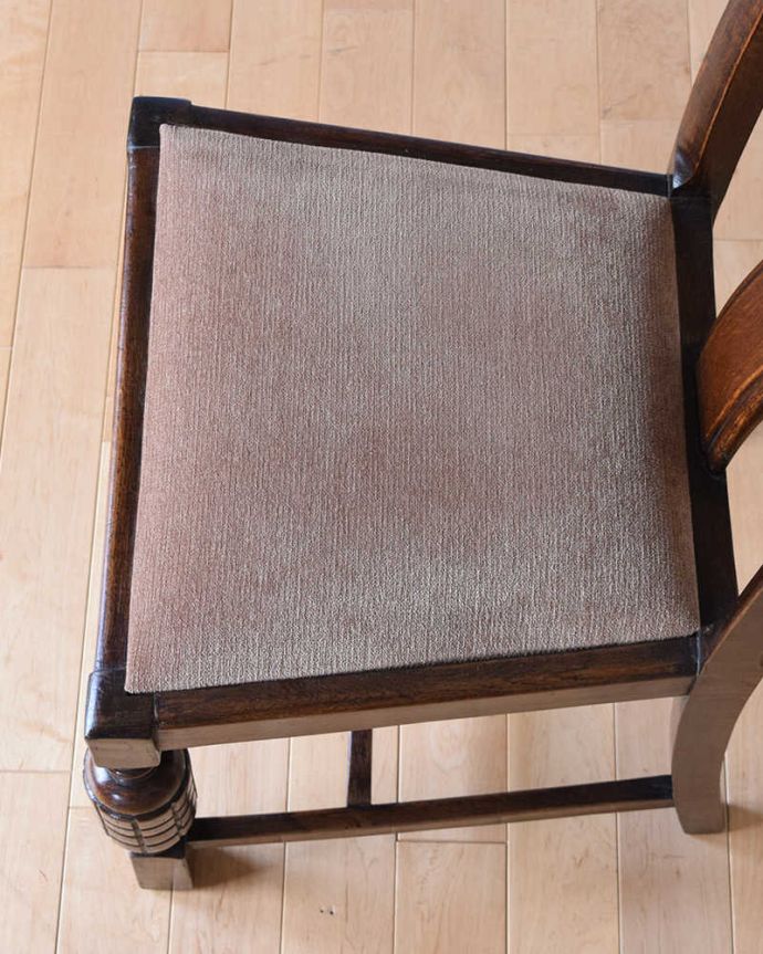 ダイニングチェア　アンティーク チェア　お花の彫が美しいバルボスレッグのアンティークオークチェア。座面を上から見るとこんな感じ座面は布貼りなので、長時間座っても疲れません。(k-1145-c)