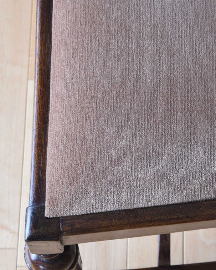 ダイニングチェア　アンティーク チェア　お花の彫が美しいバルボスレッグのアンティークオークチェア。座面は全て新しい生地で張替えたので、キレイです。(k-1145-c)