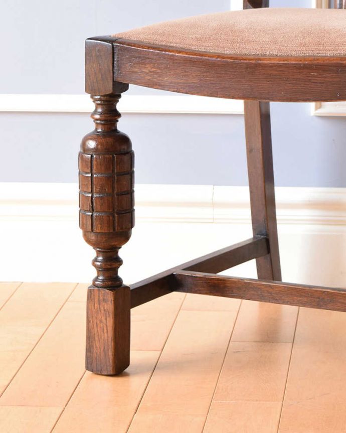 ダイニングチェア　アンティーク チェア　お花の彫が美しいバルボスレッグのアンティークオークチェア。移動もラクラクHandleのアンティークチェアの脚の裏には、フェルトキーパーをお付けしていますので、床を滑らせてお使い頂けます。(k-1145-c)