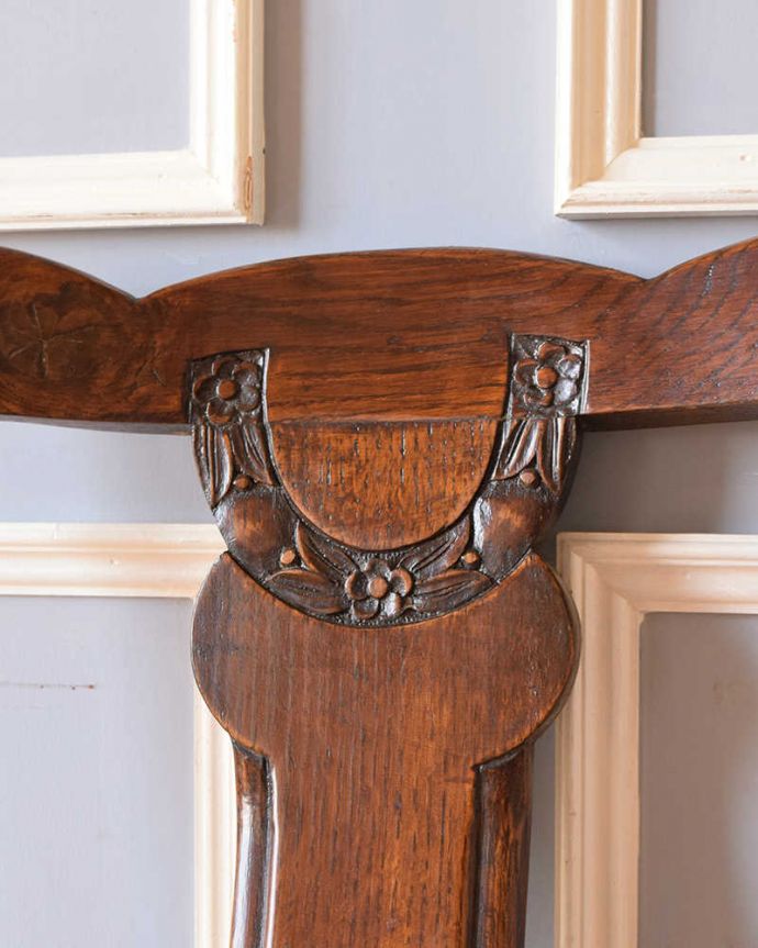 ダイニングチェア　アンティーク チェア　お花の彫が美しいバルボスレッグのアンティークオークチェア。惚れ惚れするような美しさとっても堅い無垢材に一体どうやって彫っていったんでしょう？アンティークらしく細かい彫りを眺めているだけでうっとりしてしまいます。(k-1145-c)