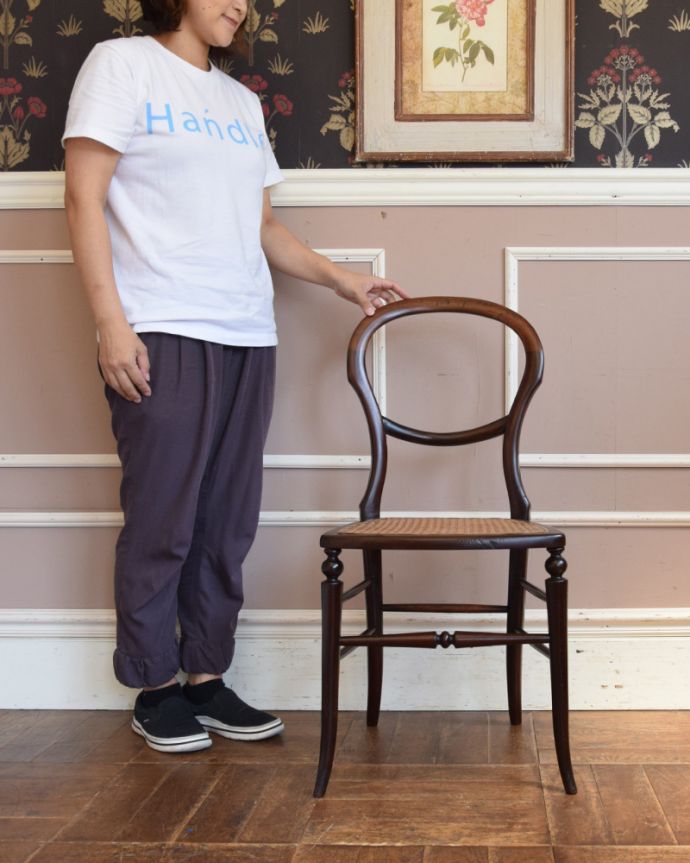 ベントウッドチェア　アンティーク チェア　編み座がお洒落なバルーンバックチェア 、英国アンティーク椅子。風船のような丸い形をしたサロンチェア見ているだけで優雅な気持ちになれるバルーンバックチェア。(k-1146-c)