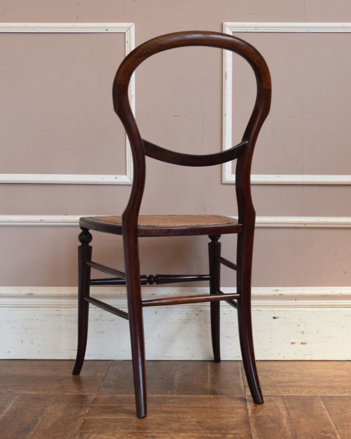 ベントウッドチェア　アンティーク チェア　編み座がお洒落なバルーンバックチェア 、英国アンティーク椅子。優雅な後ろ姿にうっとり･･･うっとりするほど優雅な後ろ姿。(k-1146-c)