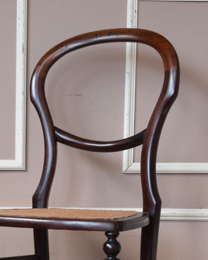 ベントウッドチェア　アンティーク チェア　編み座がお洒落なバルーンバックチェア 、英国アンティーク椅子。アンティークだから手に入れることが出来るデザイン風船のようにふんわりと丸い背もたれの曲線は、現代では技術も素材も手に入れることが出来ません。(k-1146-c)