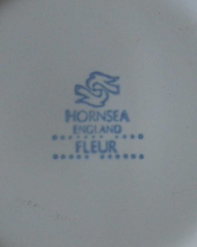 Hornsea(ホーンジー) アンティーク雑貨 イギリスのビンテージ食器、ホーンジー社のFleur(フルール)のティーカップ。裏側には品質の証製造メーカー保証の意味がこもった窯印、ポーセリンマークがあります。(k-1146-z)