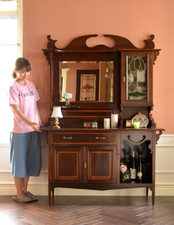 アンティークのキャビネット アンティーク家具 大きなミラーが付いた英国のアンティーク家具、優雅な姿にうっとりするパーラーキャビネット。見た人みんなを魅了するパーラーキャビネットこれこそアンティーク家具の極みとも言えるパーラーは、目で見て楽しむための家具。(k-1146k-f)