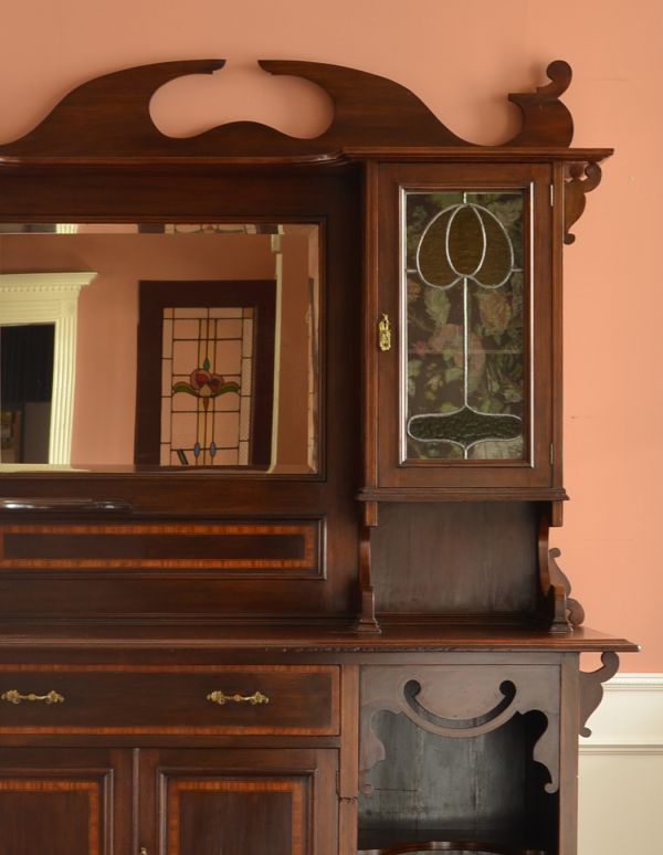 アンティークのキャビネット アンティーク家具 大きなミラーが付いた英国のアンティーク家具、優雅な姿にうっとりするパーラーキャビネット。見た人みんなを魅了するパーラーキャビネットこれこそアンティーク家具の極みとも言えるパーラーは、目で見て楽しむための家具。(k-1146k-f)